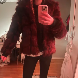 Pälsjacka - Säljer denna sååå snygga burgundy färgade pälsjackan😍💋jackan är nästan helt oanvänd🤩