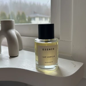 ESSNCE I Am Vanilla Eau de Parfum - Säljer en flaska ESSNCE I Am Vanilla Eau de Parfum. Doften har en söt och varm vaniljton.  Säljer då jag har dubletter. Nypris 360