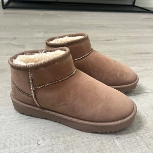 Mini boots Nelly - Säljer dessa skor köpta från Nelly, strl 36. Aldrig använda.