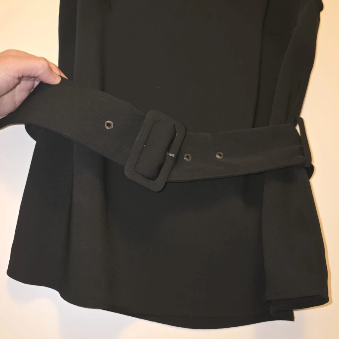 Svart bluz med bälte