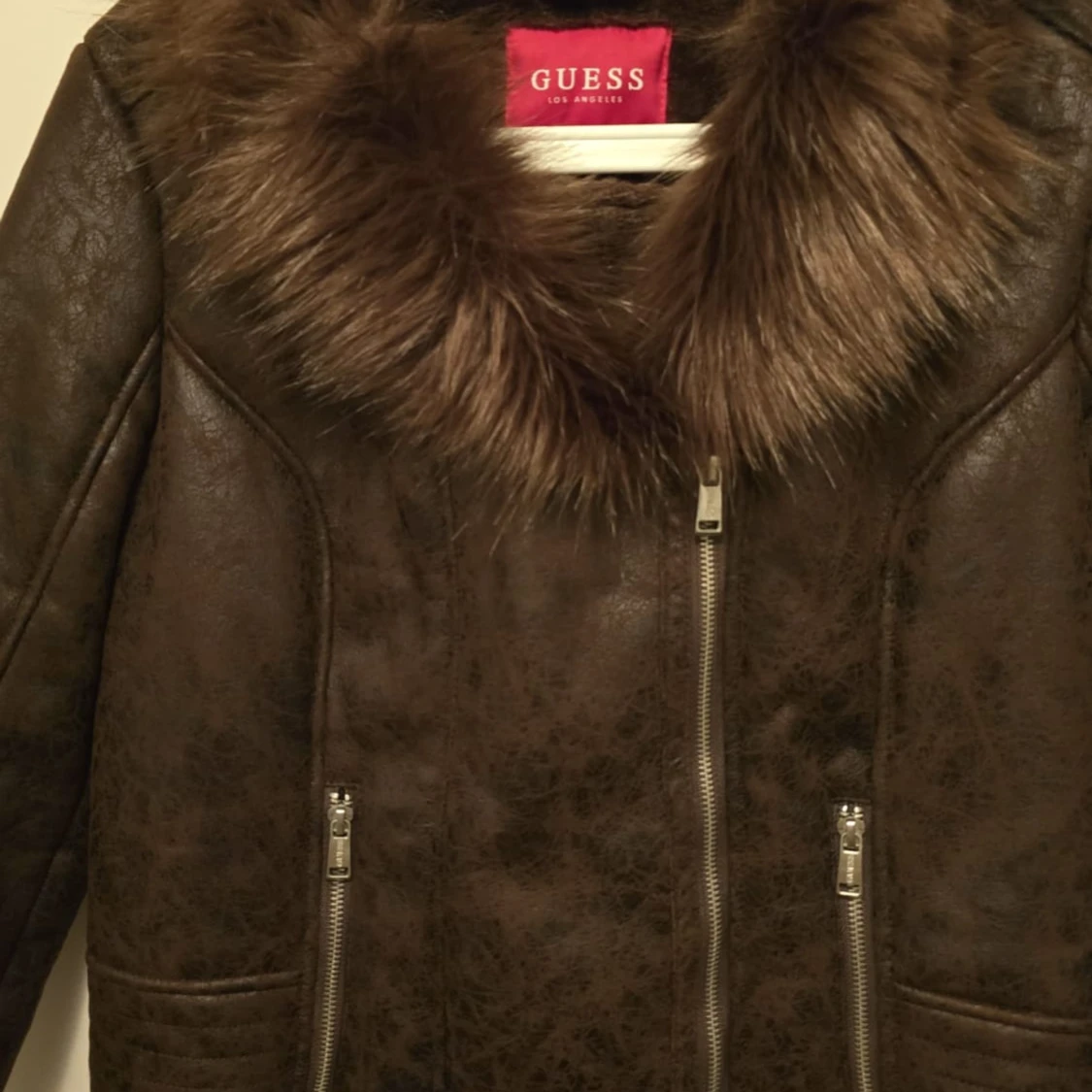 Brun skinnjacka med fuskpäls från Guess - 4