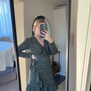 Grön leopardmönstrad klänning från ONLY - Klänning från Only Strl 34 Aldrig använd. 📷 Säg till om du vill ha fler bilder så fixar jag det. 💸 Vid snabb affär kan ja tänka mig att sänka priset. ✉️ Köparen står för frakten. 📍 Kan mötas upp i Tyresö.