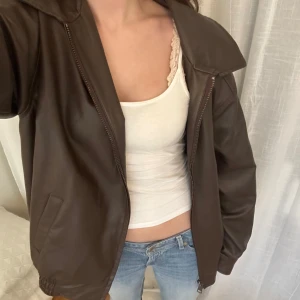 Brun skinnjacka från Motel - En brun oversized skinnjacka från Motel. Se sista bilden för defekt (en knapp saknas). Nypris 114€ 