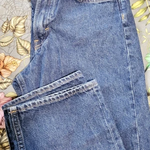 Blå jeans från H&M - Säljer ett par blå jeans från H&M loose fit model. Som nya.