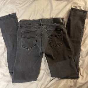 Jeans från Replay - Snygga grå jeans från Replay med en klassisk femficksdesign. De har en knapp och dragkedja framtill och är perfekta för en stilren look. Passformen är slim och de är tillverkade i ett bekvämt material som ger en skön känsla hela dagen. Storlek 30/32