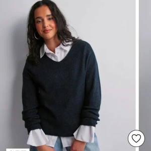 Mörkblå stickad tröja - Säljer en mörkblå stickad tröja med v-ringning från Nelly, köpte för 280kr