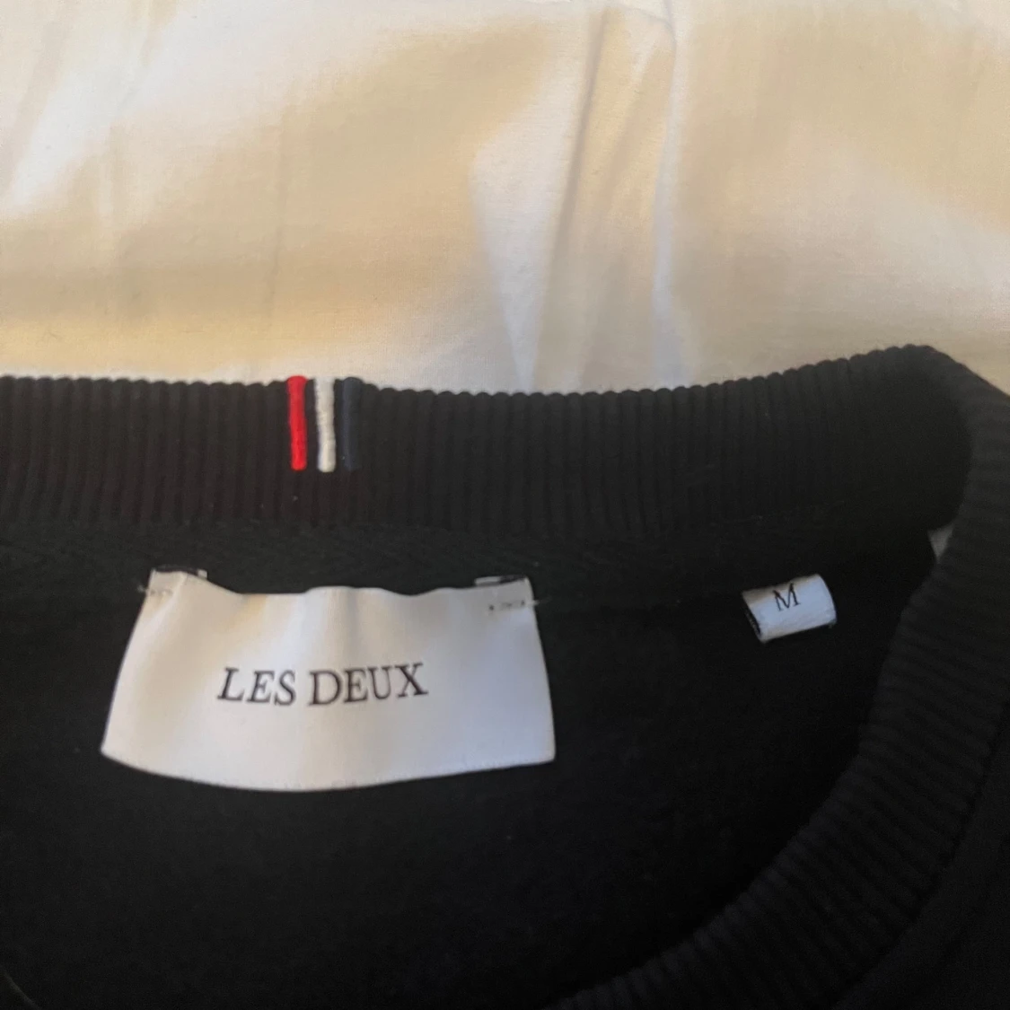 Svart sweatshirt från Les Deux - 1