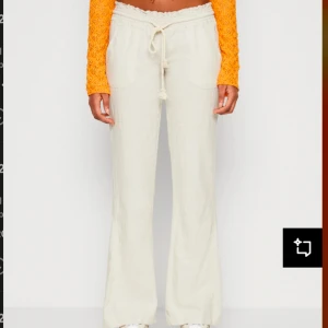 Roxy linnebyxor - Säljer dessa ursnygga linnebyxorna från Roxy då de knappt är använda. De är låga i midjan och perfekta till sommarn. Nypris 600kr, skriv för fler bilder!!🩷