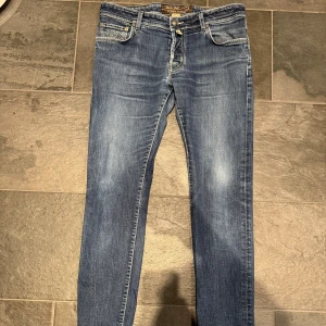Jacob cohen jeans - Jacob cohen jeans i väldigt bra skick. Storlek 35, men passar mer 33. Mått: midja:44, höfter:50, längd:100. Får frågor och bilder, kontakta mig!