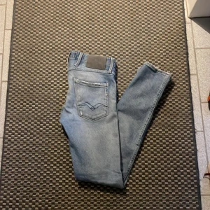 Replay anbass - Säljer ett till par tvär feta replay anbass skick 7/10 | nypris 1500kr vårt pris 520kr😍| Inga speciella defekter. Tar också emot byten🔃 om ni har mer frågor eller vill ha mer bilder kontakta gärna oss😄kan gå ner i pris vid snabb affär 