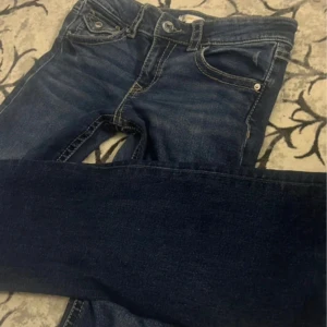 Low flare jeans Gina  - Lågmidjade jeans från Gina i storlek 164, vilket kan jämföras med XS. De är i mycket bra skick med endast lite slitningar längst ner vid fötterna 💕Säljer då de inte passar mig längre