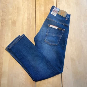 HELT NYA NUDIE JEANS  - Tjena! Säljer nu ett par riktigt feta nudie jeans med en riktigt snygg tvätt. De är HELT NYA, med lapparna fortfarande kvar. Jeansen är i modellen ”Thin Finn”, vilket är en slim fit passform. De är ju som sagt helt nya, så finns inga defekter. De är i storleken ”30/28”. Hör av er vid närmsta fundering! ❗️Kolla även in min profil för fler helt nya nudie jeans i olika storlekar❗️