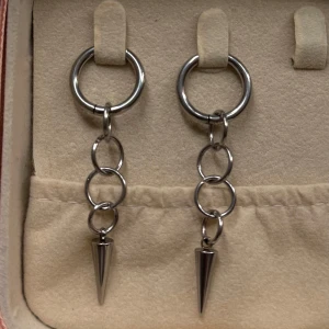 Långa örhängen  - Oanvända, Maria Nilsdotter liknande, 6,5cm längd💕rostfria