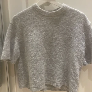 Stickad t-shirt  - säljer populär ljusgrå stickad t-shirt då den tyvärr är för liten. Den är i jättefint skick, har inga defekter och är använd två gånger, den är inte alls nopprig och skön att ha💗