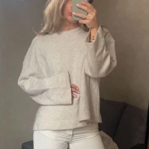 Beige stickad tröja från Gina Tricot - Mysig beige stickad tröja från Gina Tricot i storlek M. Använd men i bra skick🤍