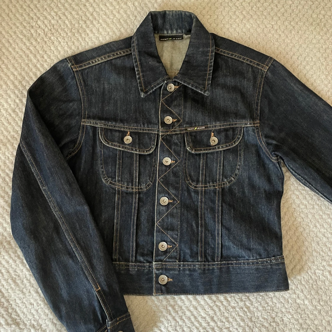 Mörkblå jeansjacka från DKNY