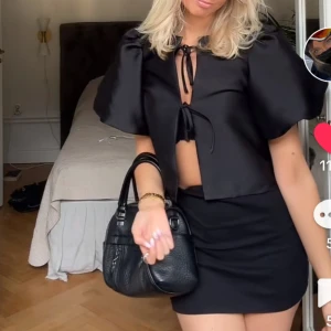 Blus/topp från gina - Säljer denna superfina blus som tyvärr aldrig kommer till användning. Prislapp och allt är kvar. Har testat en gång annars helt oförbukad.💕 orgenalpris 499kr, säljer för 200kr