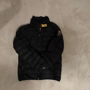 Svart pufferjacka från Parajumpers - Säljer en svart pufferjacka från Parajumpers med en snygg patch på ärmen. perfekt för kyligare väder. Den quiltade designen ger extra värme och stil. Passar bra för både höst och vinter. Pris kan diskuteras 
