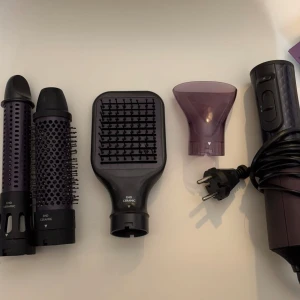Philips ProCare Airstyler - Philips ProCare Airstyler med flera tillbehör för varierad styling. Inkluderar en platt luftvärmeborste, en fön och två runda luftvärmeborstar i olika storlekar. Perfekt för att skapa olika frisyrer med skonsam värme.