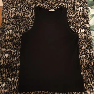 Svart linnetopp från Vailent - Säljer en stilren svart linnetopp från Vailent i storlek L. Perfekt för varma dagar eller som lager under andra plagg. Enkel design.