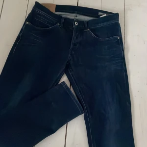 Mörkblå Dondup George - Säljer dessa tvär feta Mörklblå Dondup George. Skick 9/10, Storlek 33. Sömmarna på bakfickorna syns bättre i person. Priset är inte hugget i sten.