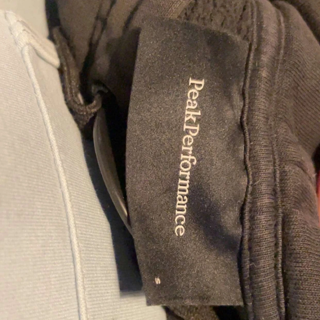 Mörkgrå hoodie från Peak Performance - 2