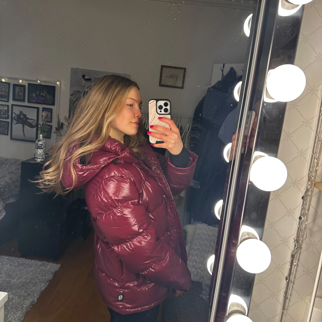 Vinröd oanvänd glansig dunjacka - 3