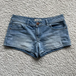 Blå lågmidjade jeansshorts  - Snygga korta blå jeansshorts från Denim med lågmidja och söm på fickorna💗