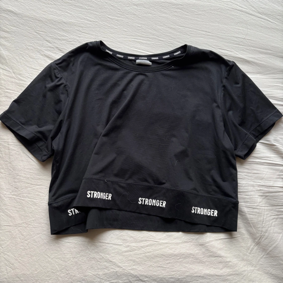 Svart t-shirt från Stronger