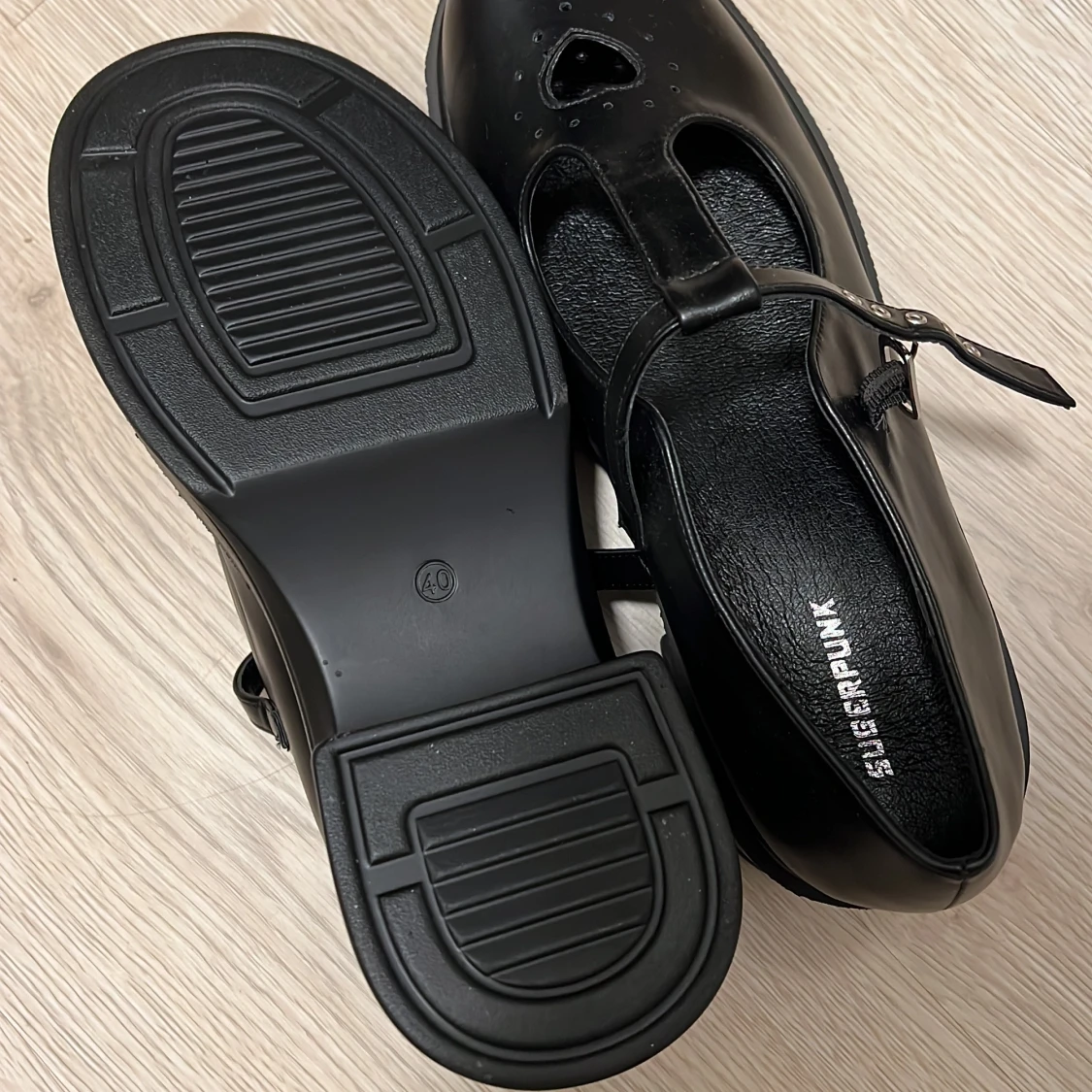 Svarta skor med hjärtdetalj från Silverpunk/Shein - 2