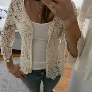 Vit spetskofta - Säljer en skitsnygg vit kofta i spets, perfekt till sommaren eller våren🤍🤍 