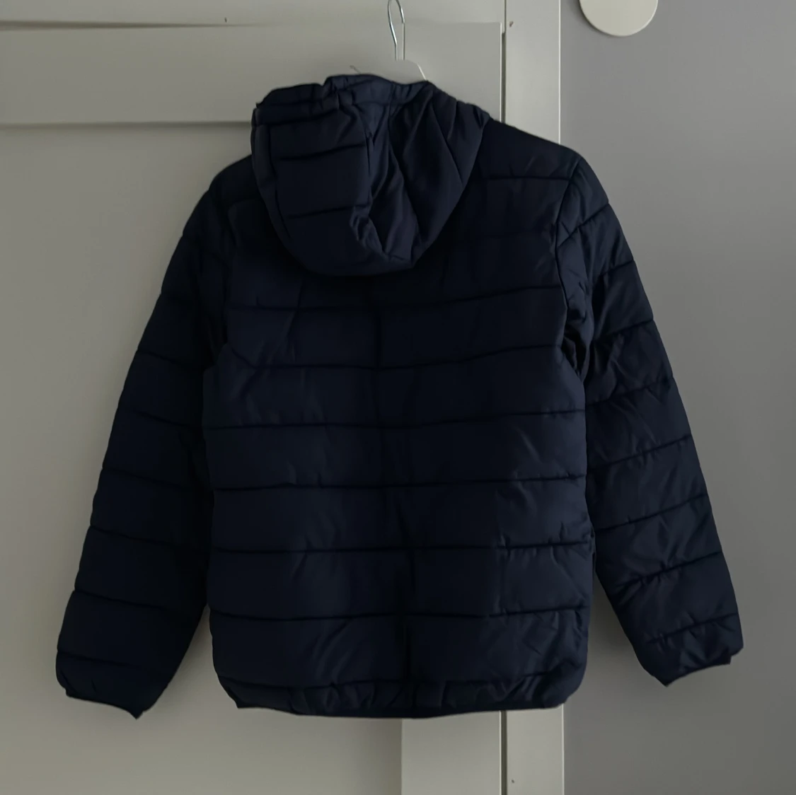 Mörkblå pufferjacka från Lyle & Scott - 1