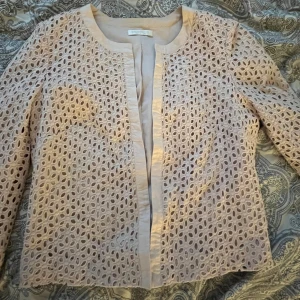 Ljusrosa spetskofta - Säljer en jätte söt kofta som passar perfekt till allt, storleken står ej men skulle säga xs/s💕