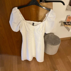 Vit klänning med puffärmar - Perfekt som student eller konfirmationsklänning! Små defekter finns på klänningen, skriv för bilder💖