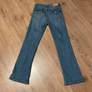 Blå bootcut jeans från Gina Tricot - Snygga blå bootcut jeans från Gina Tricot i storlek 146. Favorit jeansen som jag tyvärr växt ur, använt mycket men fortfarande mycket bra skick ⭐️
