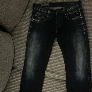 Replay anbass  - Ett par Replay jeans som har nu blivit små för mig. De är storlek 28 i längd och 29 i bredd. Nypris 1700kr och Mitt Pris 450