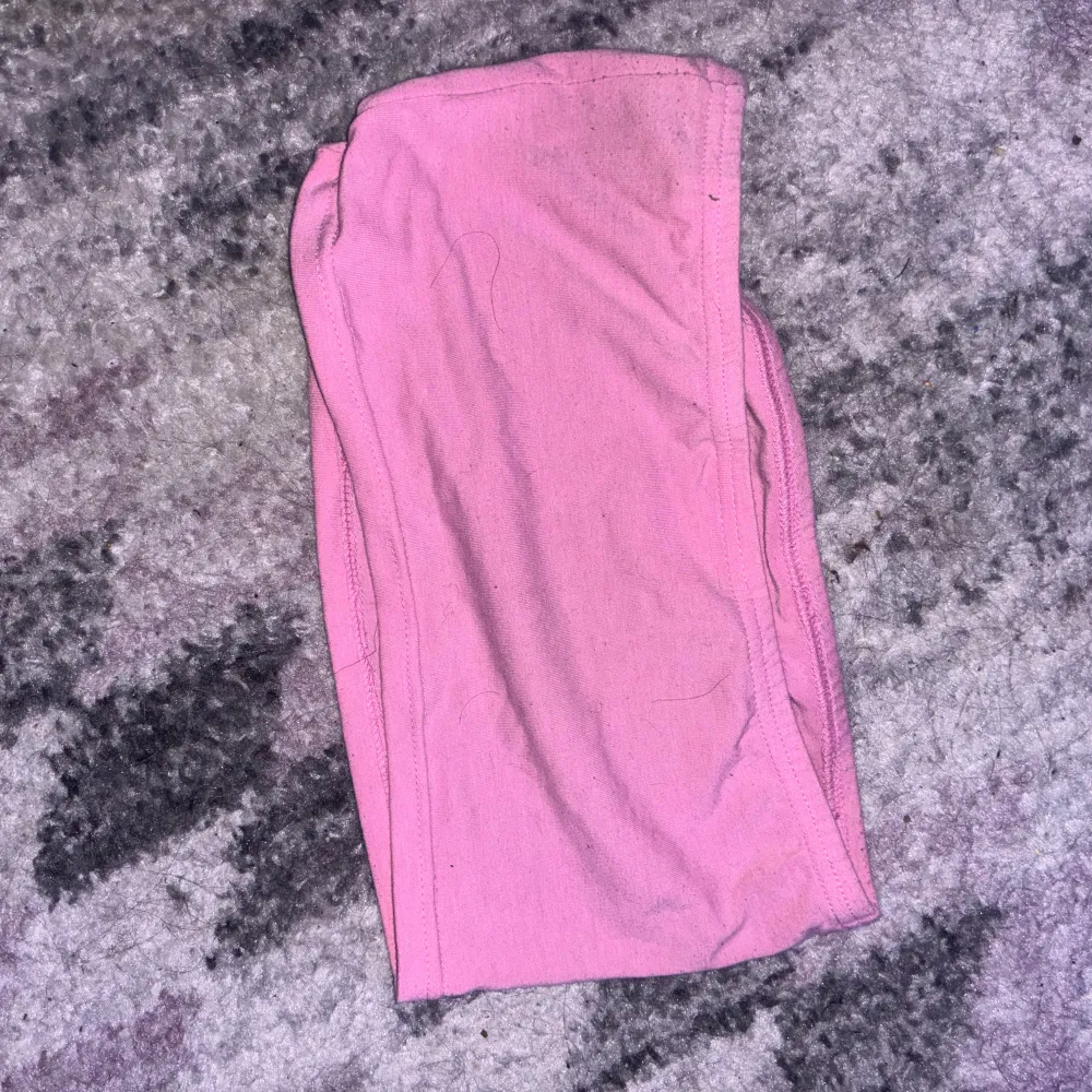 Säljer en superfin rosa tubtopp från Juicy Couture. Den har glittriga stenar som bildar texten 'Juicy' på framsidan. Perfekt för en somrig dag eller en festkväll! 💖. Toppar.