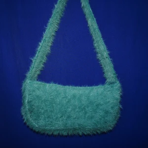 Handsydd handväska "Mulle" - Blandade material 100% återbruk Storlek: ca 29x13cm Band: ca 69cm Dragkedja: Nej Effekt: Kamouflage