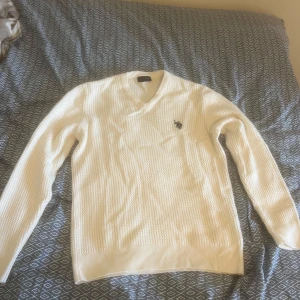 Fintröja från US polo - Fin tröja från US polo. Mycket skön och i bra skick. Storlek L men passar även folk som har M. Perfekt att ha på sig som vardagströja men även vid speciella tillfällen. 