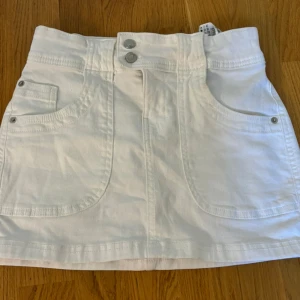 Vit jeans kjol - Vit snygg jeanskjol från bershka🩷 aldrig använd då den är för liten 🌸