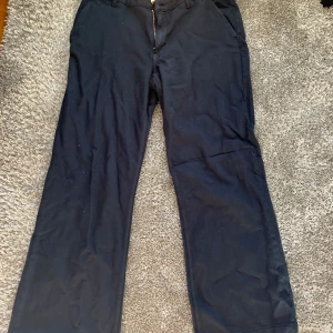 Byxor  - Säljer ett par jättefina chinos från Zara i storlek 38