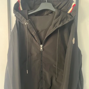 Moncler windbreaker - Den är storlek 1 det innebär att den passar S väldigt bra. Skicket är grymt bra. Lappen finns kvar. Skriv angående frågor. Både Scan och Nfc funkar.  perfekt.Priset är ej fast