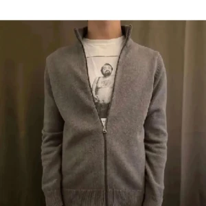 Full zip tröja  - Säljer min tröja nu den verkar vara liten på mig perfekt För vinter också.   Är ni intresserade hör bara av er 😀👍🏽 Org pris 899kr Skick 10/10 