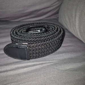 Flätat skärp - Säljer nu mitt sprillans nya bälte! Säljs då jag inte har hittat andvändningen för det. Storlek 100-110 Men passar alla storlekar  Skicks bud om priset inte passar!