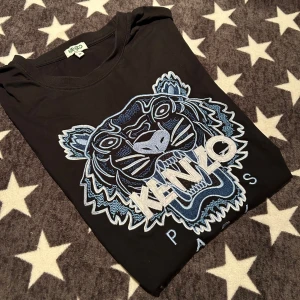 Kenzo t-shirt  - Snygg t shirt från kenzo i storlek M. Knappt använd samt inga defekter! Hör av er vid fler frågor samt funderingar📩