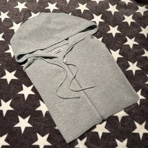 Jack & Jones tröja - Snygg tröja från J&J i nyskick! Storlek M. Passar dig som är 175-185. Hör av er vid frågor📩