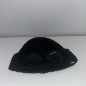 C.P. company mössa  - C.P. Company mössa blå Väldigt bra skick Nypris 1500  Skriv gärna eller kom gärna med förslag i PM!