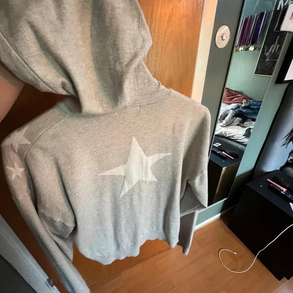 Jätte fin hoodie från Gina Young! Storleken är 158/164 och den är i nyskick förutom att snöret har krupit in i luvan (se bild 3)🌸 jätte mjukt material , hör av er för fler bilder eller vid intresse💕💕. Hoodies.