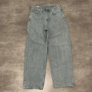 Jeans - Vill få ut dom från garderoben dom är i väldigt bra skick inga skador 