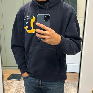 Polo Hoodie - Snygg Polo/Ralph Lauren hoodie.   Premium vintage skick då den är felfri.  Storlek L men passar personen på bilden som är 177cm lång.  Priset är ej skrivet i sten.  Hör av er vid funderingar.